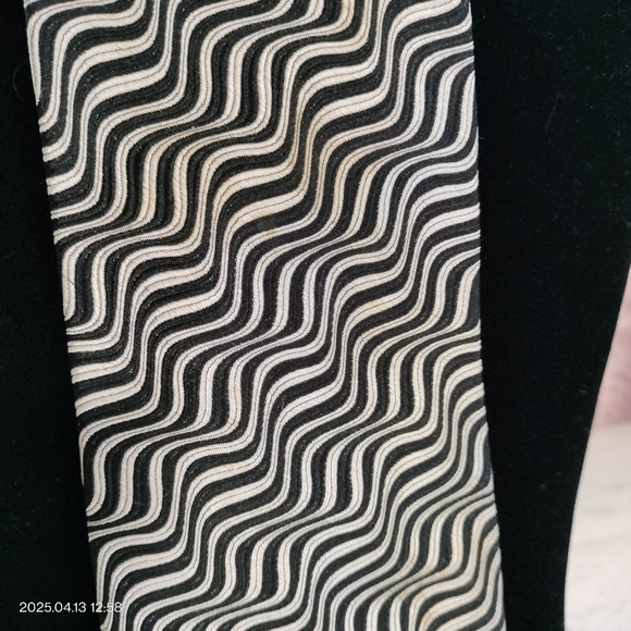 Geoffrey Beene Silk Necktie Black and Silver Wavy Pattern Jacquard Tie Luxury - Picture 2 of 10
